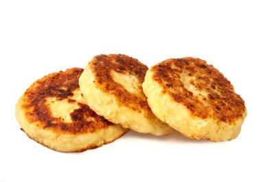 beyaz arka planda izole edilmiş süzme peynir krepleri (syrniki)