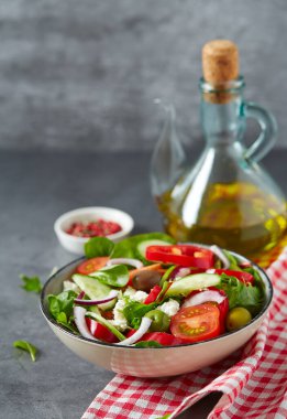 Gri taş yüzeyde Yunan salatası