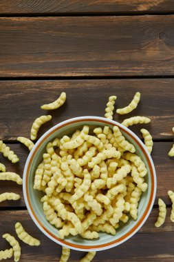 Ahşap yüzeyde mercimek parçaları