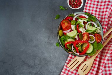 Gri taş yüzeyde Yunan salatası