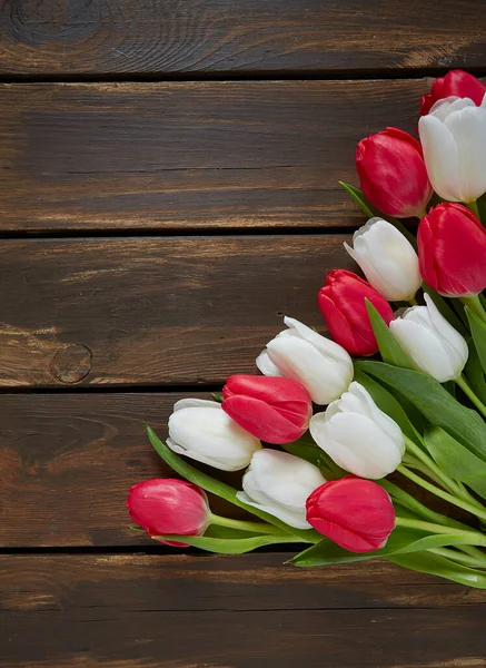 Krásné Barevné Tulipány Hnědém Dřevěném Povrchu — Stock fotografie