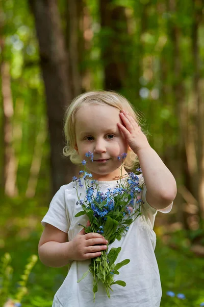 Симпатичная Девушка Лесу Собирает Забудки Цветы — стоковое фото
