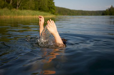 Boğulma tehlikesi, eller suyun içinde