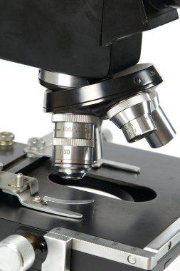 Beyaz arkaplanda siyah vintage mikroskop izole edildi