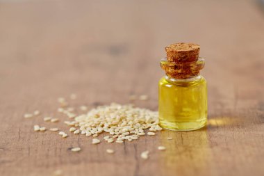 Tahta yüzeyde susam yağı. Alternatif yağ. sağlıklı gıda konsepti.