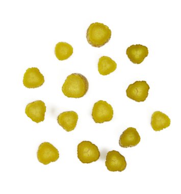 Beyaz arka planda izole edilmiş küçük salatalıklar.