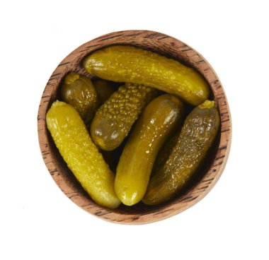 Beyaz arka planda izole edilmiş küçük salatalıklar.