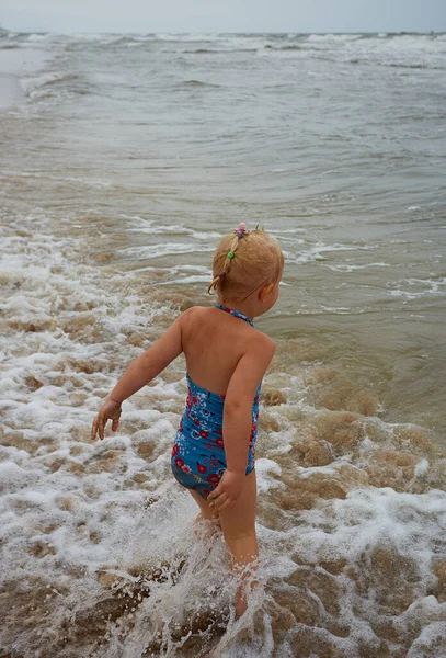 Dalgalı Baltık Denizi Nde Yüzen Sevimli Çocuklar — Stok fotoğraf