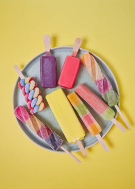 Sarı yüzeyde renkli dondurmalar