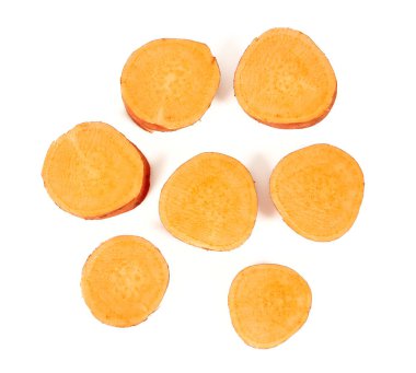 Beyaz arka planda izole edilmiş tatlı patates