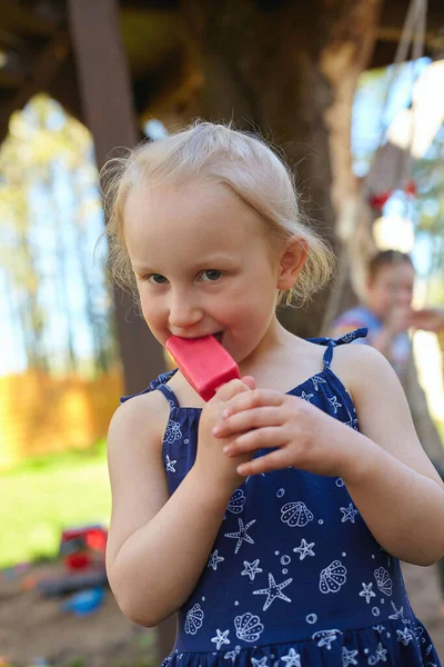 Lindos Niños Están Comiendo Helado —  Fotos de Stock