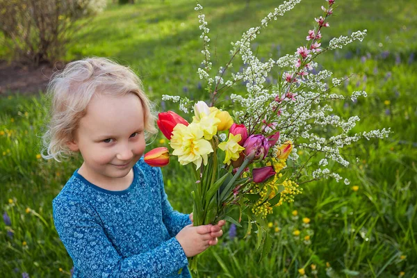 Menina Bonito Flores Primavera — Fotografia de Stock