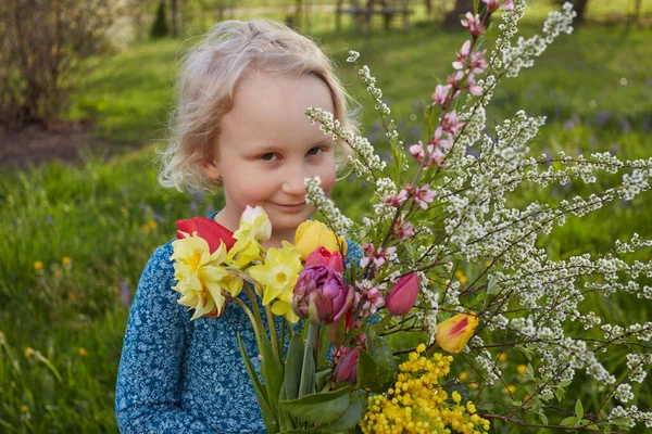Милая Маленькая Девочка Весенние Цветы — стоковое фото