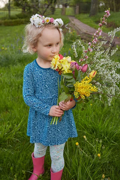 Мила Маленька Дівчинка Весняні Квіти — стокове фото