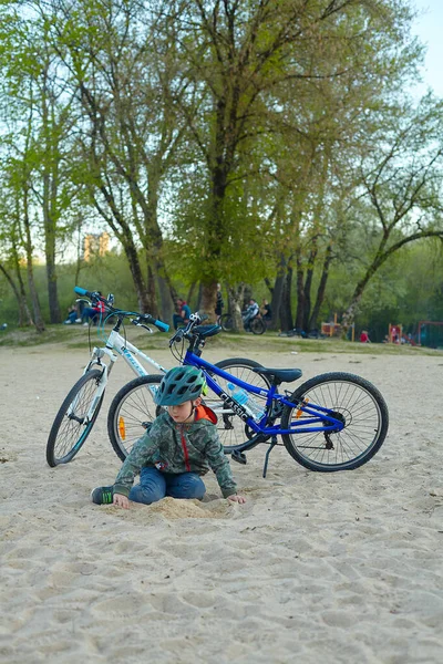 Милий Хлопчик Шоломі Велосипеді Сидить Пляжі — стокове фото
