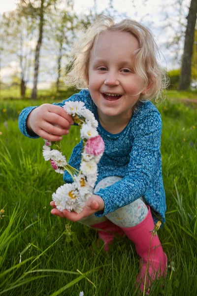 Słodkie Dziewczynki Wiosenne Kwiaty — Zdjęcie stockowe