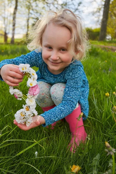 Niedliches Kleines Mädchen Und Frühlingsblumen — Stockfoto