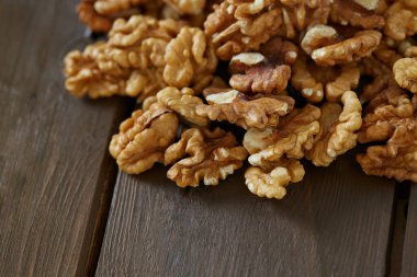 Tahta yüzeyde cevizler