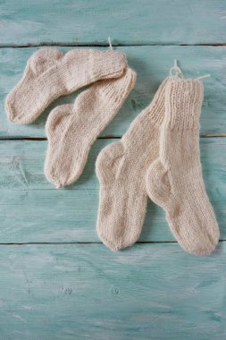 Ahşap arka planda el yapımı çoraplar.