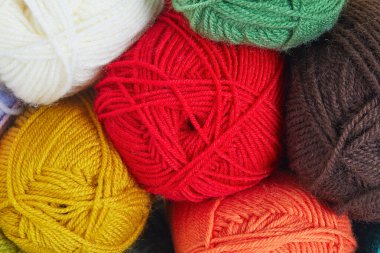 Renkli iplik topları