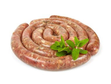 Beyaz arkaplanda soyutlanmış çiğ sosisler