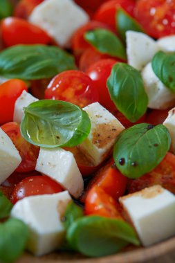 Koyu ahşap yüzeyde Caprese salatası