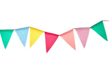 Beyaz arkaplanda izole edilmiş ipte renkli bayraklar