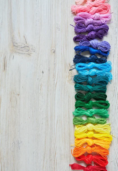 Ensemble Fils Multicolores Pour Broderie Sur Surface Blanche — Photo