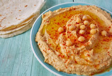 Turkuaz yüzey üzerinde humus.