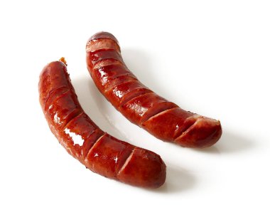 Izgara sosisler beyaz arka planda izole edilmiş.