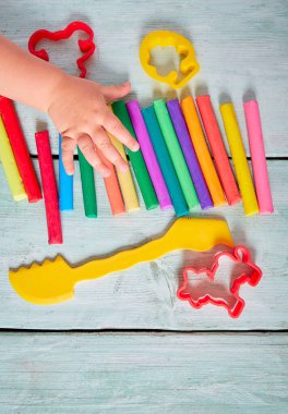 Turkuaz ahşap yüzeyde oyun hamuru