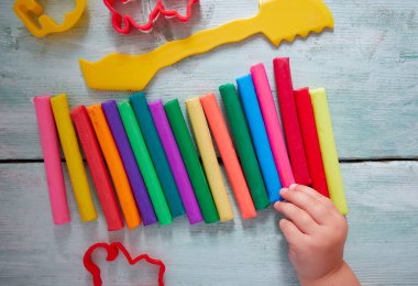 Turkuaz ahşap yüzeyde oyun hamuru