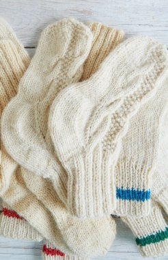 Ahşap yüzeyde örülmüş giysiler