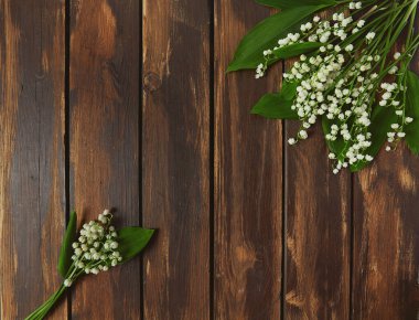 Karanlık yüzeyde bir buket zambak.