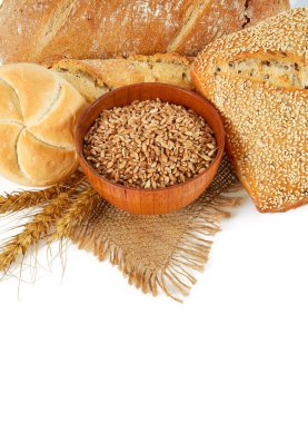 Beyaz tenceredeki taze ekmek ve tahıllar.