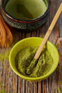 Tahta yüzeyde macha çayı