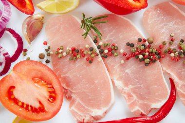 Dilimlenmiş çiğ et ve sebzeler.