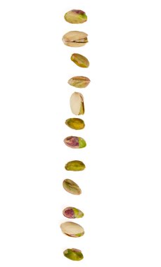 Beyaz arkaplanda bir sıra şam fıstığı izole edilmiş