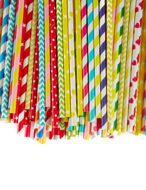 beyaz arkaplanda çok renkli kağıt pipetleri