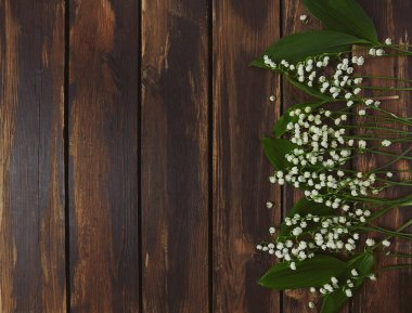 Karanlık yüzeyde bir buket zambak.