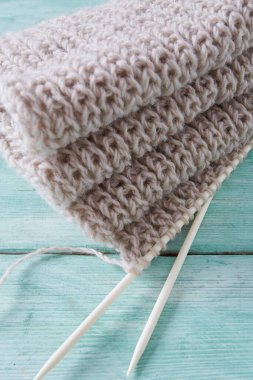 Turkuaz ahşap zemin üzerine örme atkı