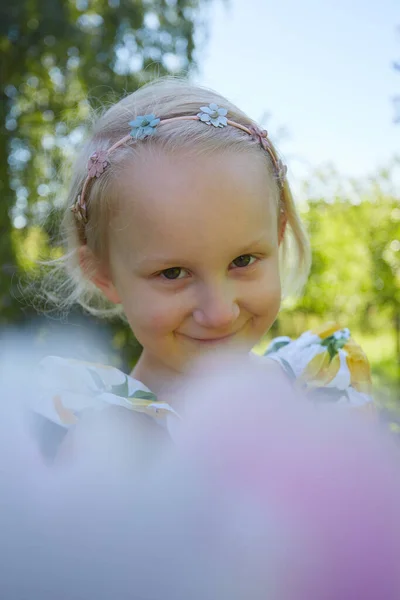 Linda Niña Vestido Verano Está Sosteniendo Montón Peonías — Foto de Stock