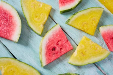 Turkuaz yüzeyinde sarı ve kırmızı karpuz