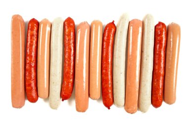 Beyaz arkaplanda izole edilmiş sosis çeşitleri, üst görünüm