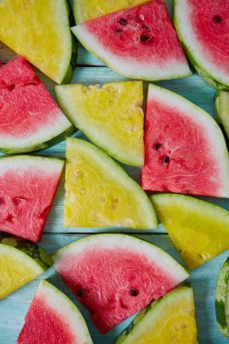 Turkuaz yüzeyinde sarı ve kırmızı karpuz