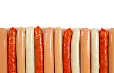 Beyaz arka planda izole edilmiş sosis çeşitleri. Yemek çerçevesi, metin ve üst görünüm için boşluk kopyala,