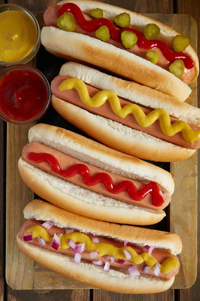 Hotdogs Met Mosterd Ketchup Houten Ondergrond — Stockfoto