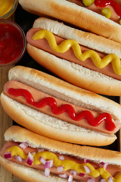 Hotdogs Met Mosterd Ketchup Houten Ondergrond — Stockfoto