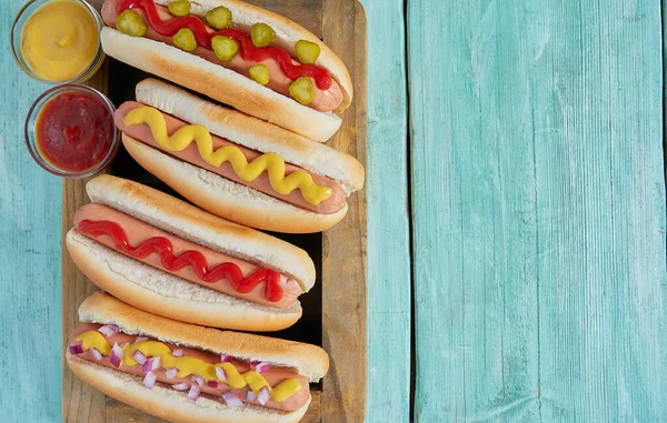 Hot Dogs Con Mostaza Ketchup Sobre Fondo Madera —  Fotos de Stock