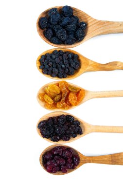 Beyaz zemin üzerinde kuru meyveler (erikler, kuru üzümler, kızılcıklar) izole edilmiş